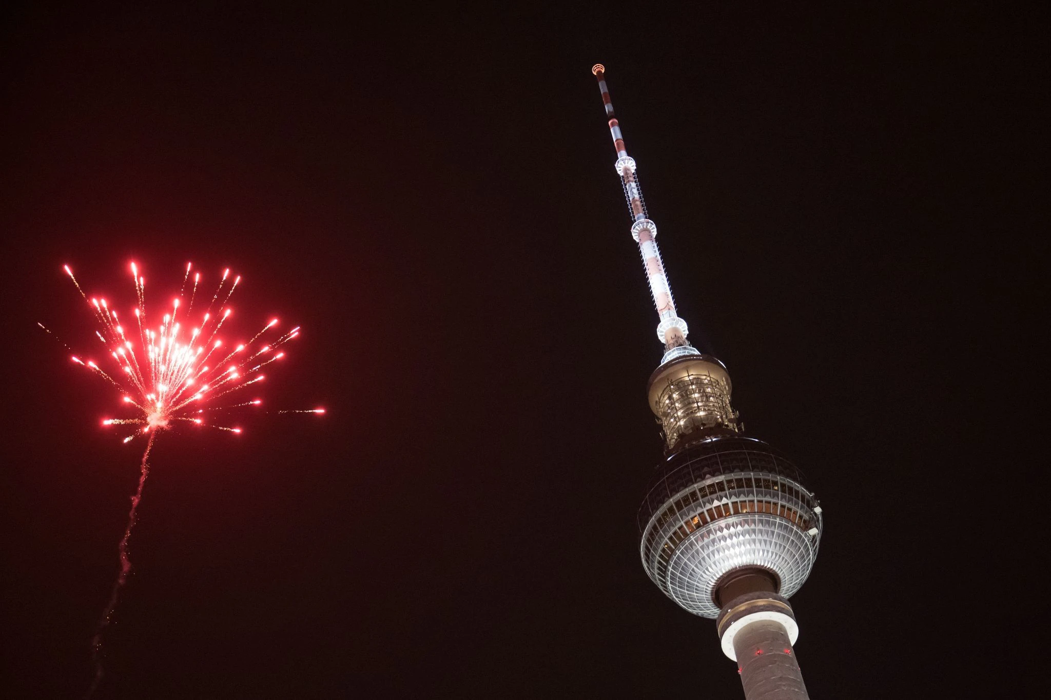 Eine Rakete explodiert in der Silvesternacht in der Nähe des Berliner Fernsehturms.  