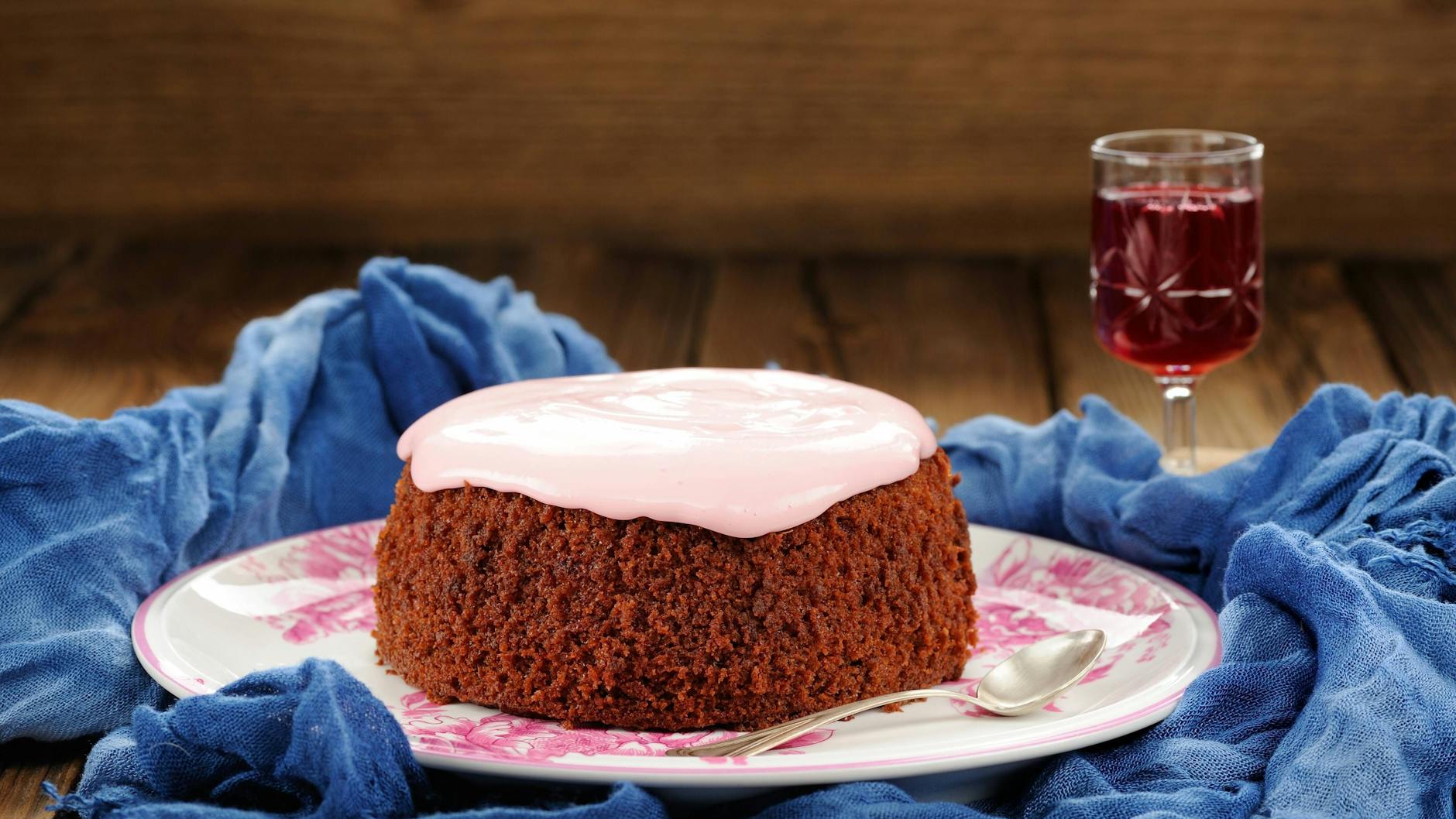 Für Rotweinkuchen brauchen Sie keinen frischen Wein zu kaufen. Benutzen Sie beim Backen einfach eingefrorene Weinreste.