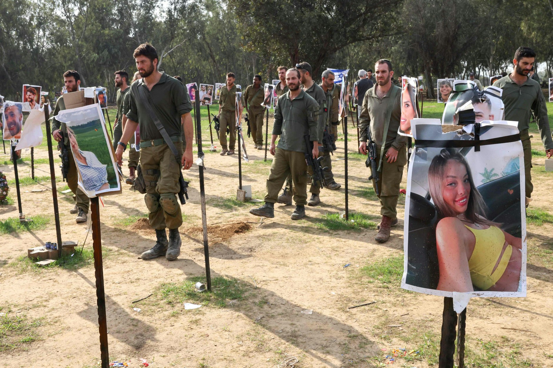 Israelische Soldaten versammelten sich am 17. Dezember 2023 auf dem verlassenen Gelände des Supernova-Musikfestivals, das am 7. Oktober von Hamas-Terroristen überfallen wurde.