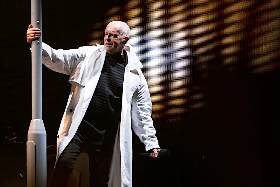 &nbsp;Neil Tennant während eines Konzerts der Pet Shop Boys auf der Bühne in Porto, Portugal.