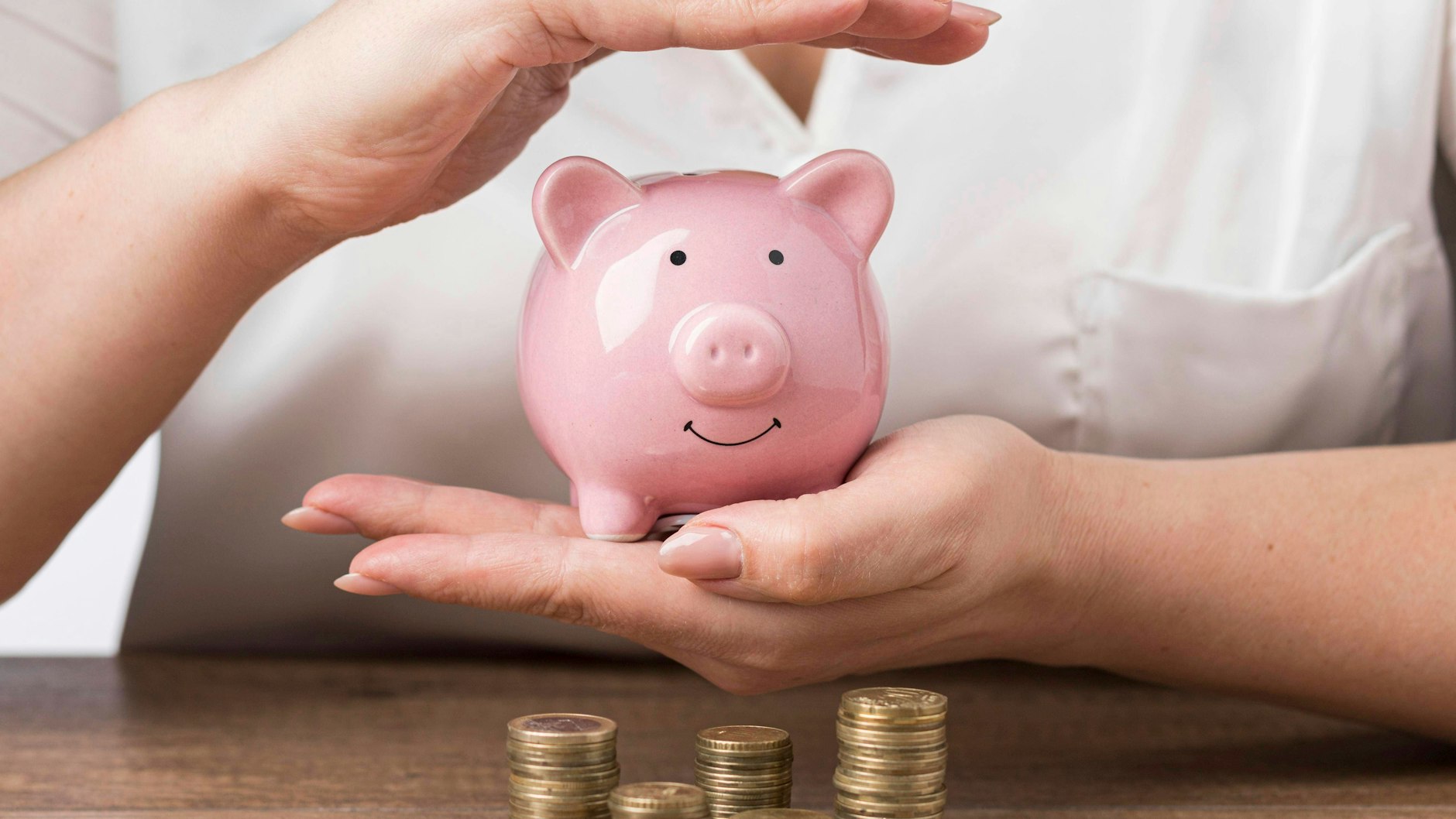 Kleinvieh macht auch Mist: Wer jedes Mal, wenn er die Waschmaschine anschmeißt, zwei Euro in ein Sparschwein tut, hat zum Jahresende wahrscheinlich Hunderte Euro zusammen.