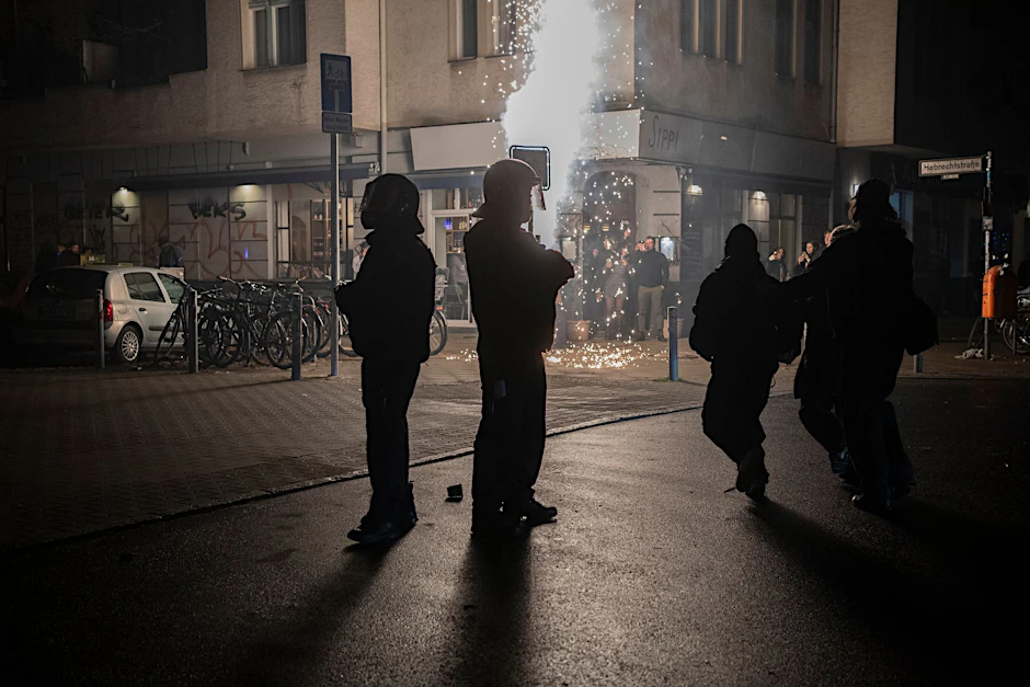 Einsatzkräfte der Polizei stehen unweit vom Kottbuser Damm.  