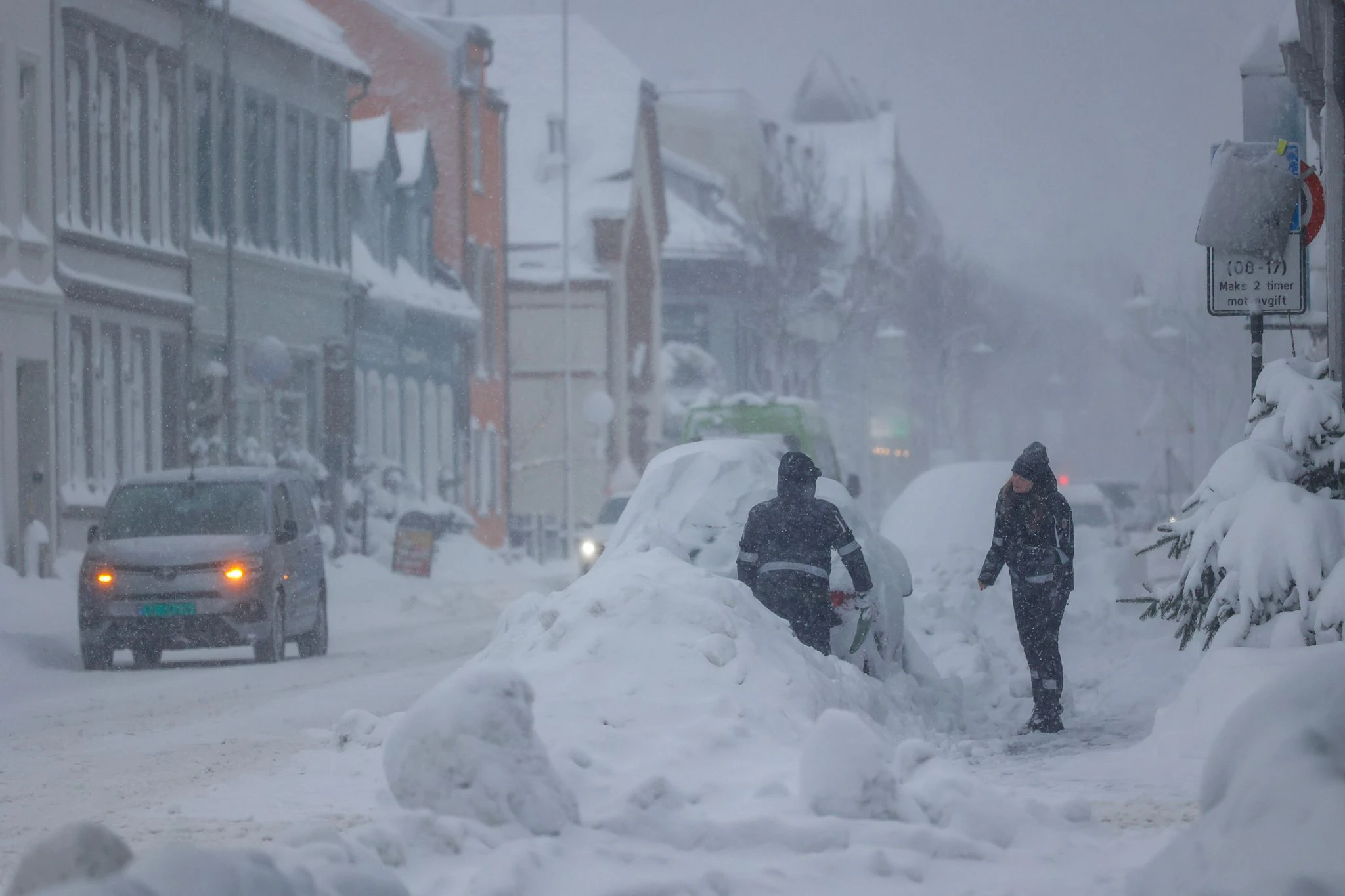 dpatopbilder - Heftiger Schneefall im norwegischen  Kristiansand.  