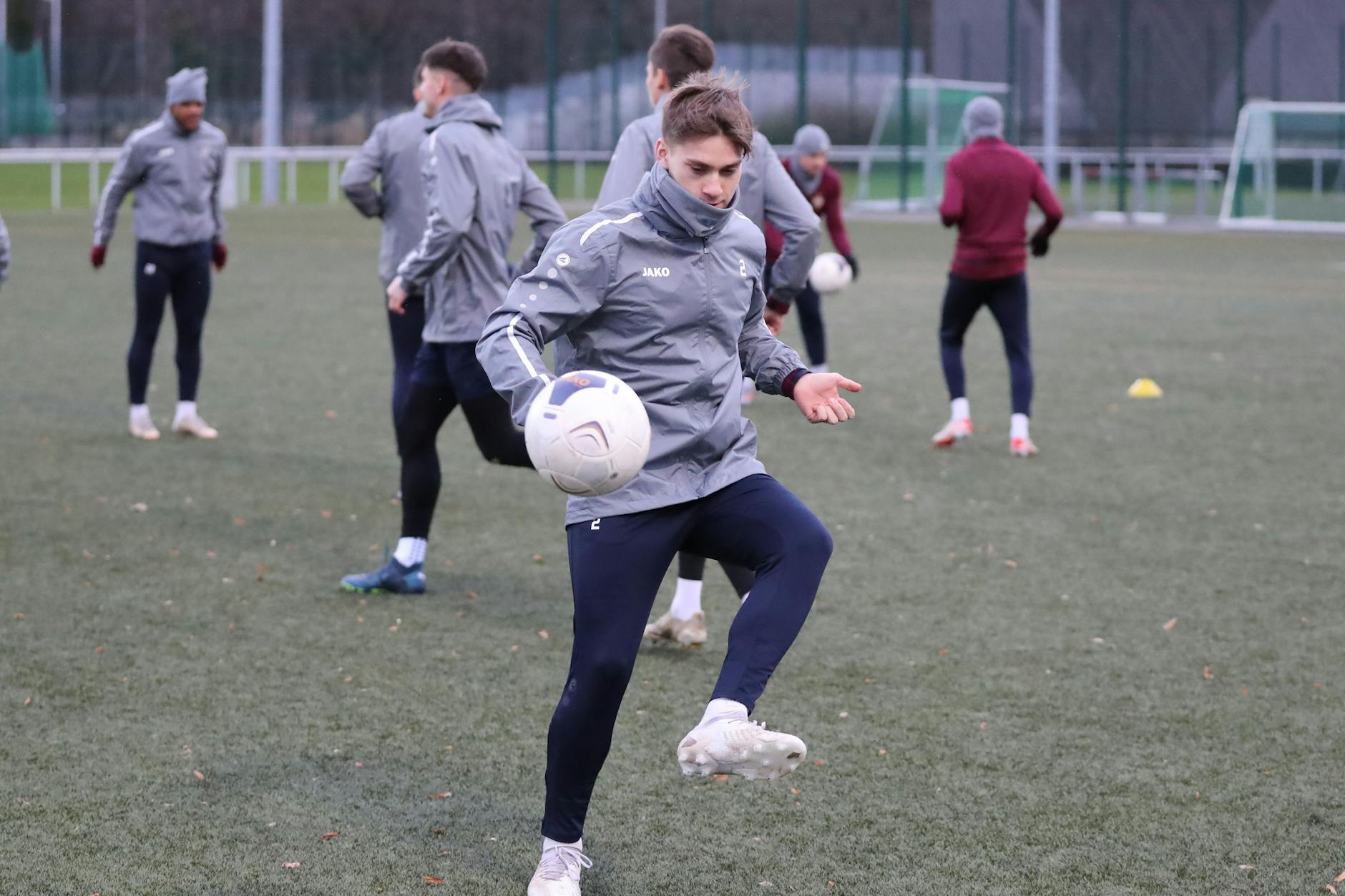 John Liebelt jongliert im Training der Dynamos wieder mit der Kugel.