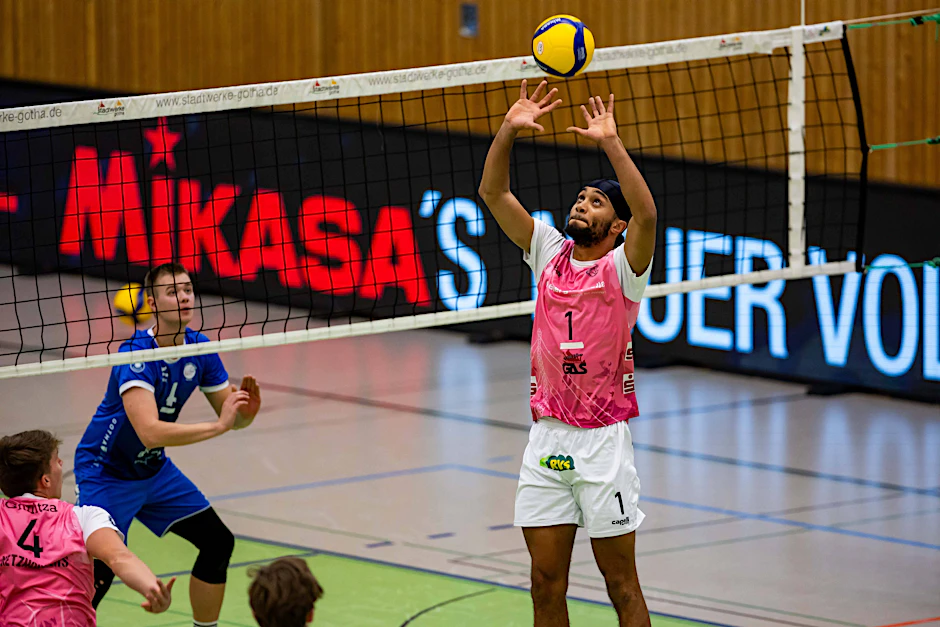 Seit dieser Saison ist Djifa Amedegnato Kapitän und Zuspieler bei den Energiequelle Netzhoppers KW. Am Freitagabend tritt er beim Tabellenführer BR Volleys an.