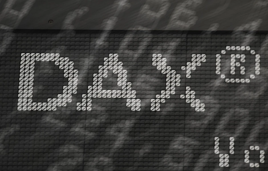 ARCHIV - Nach Berechnungen der Dekabank werden die 40 Dax-Unternehmen für das Geschäftsjahr 2023 zusammen 54,6 Milliarden Euro ausschütten.  