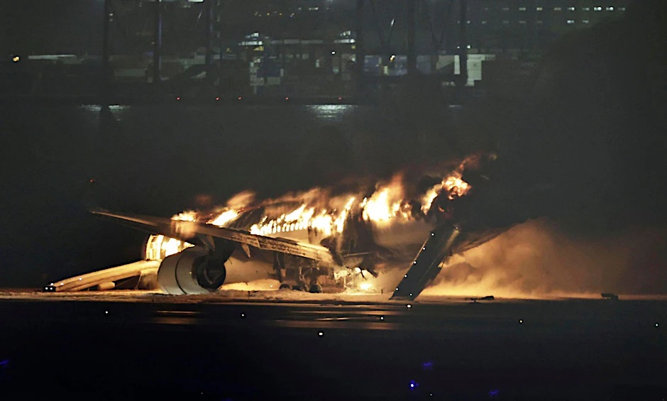 Ein Flugzeug der Japan Airlines brennt auf der Landebahn des Tokioter Flughafens Haneda.  