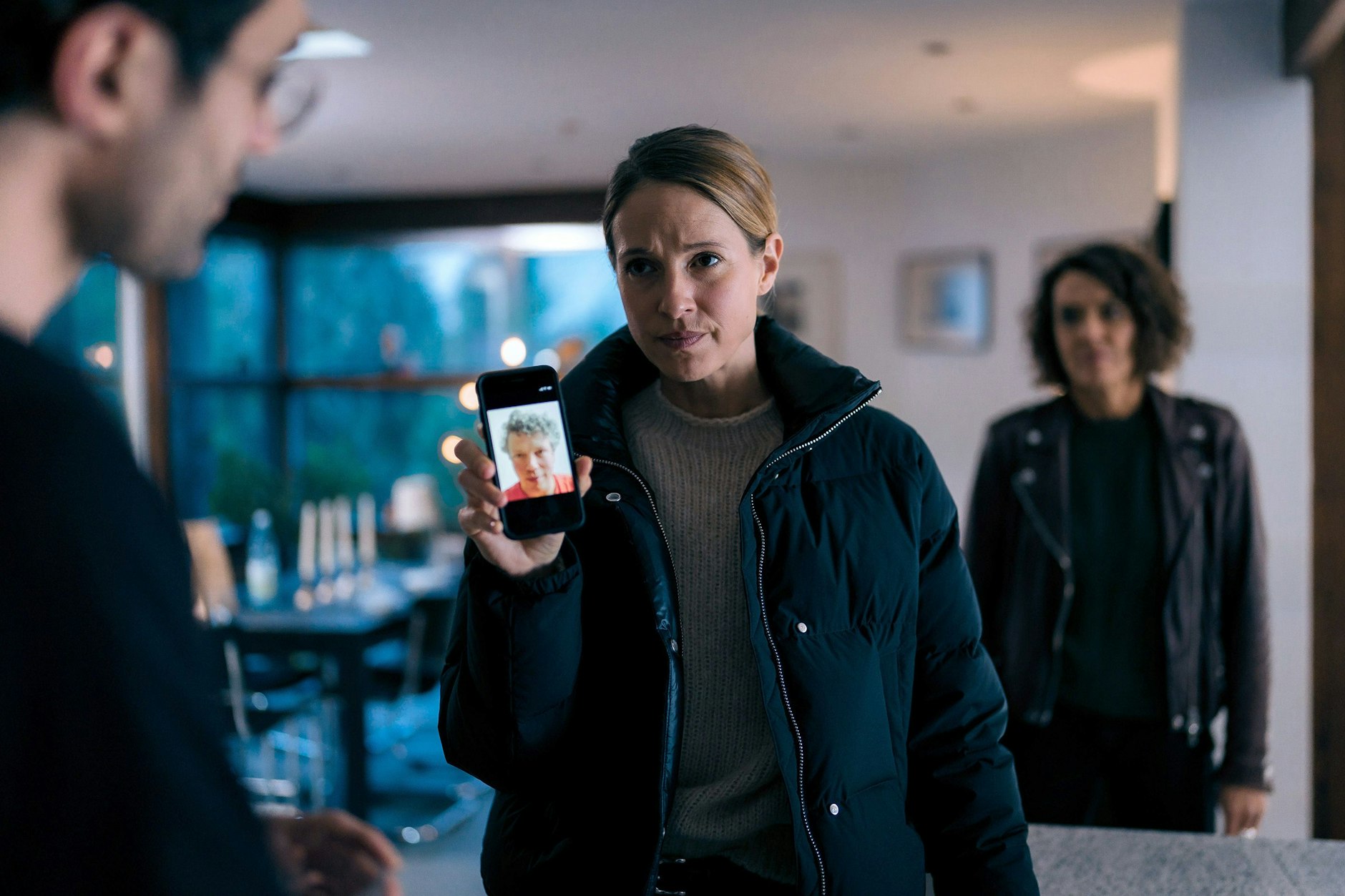 Johanna Stern (Lisa Bitter) und Lena Odenthal (Ulrike Folkerts)  bei Richard Otting (Renato Schuch).