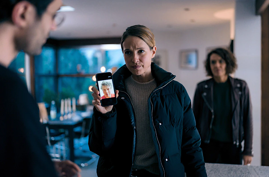 Johanna Stern (Lisa Bitter) und Lena Odenthal (Ulrike Folkerts)  bei Richard Otting (Renato Schuch).
