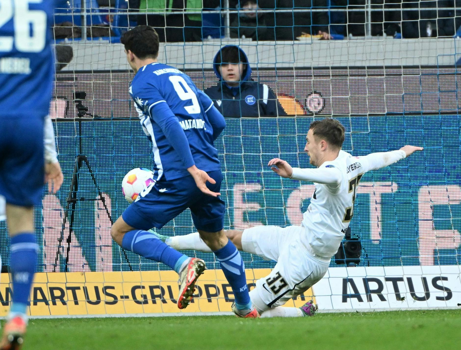 Der Karlsruher Igor Matanovic (l) erzielt den Treffer zum 3:1.