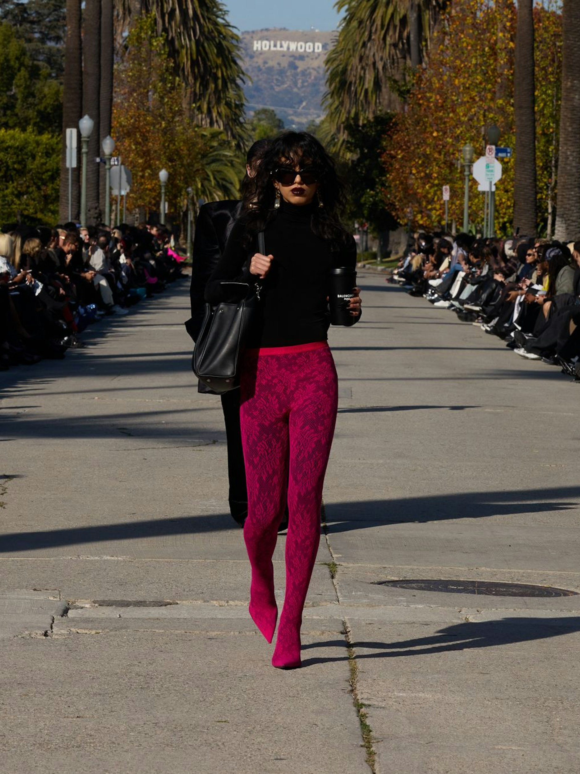 Ebenfalls nicht wegzudenken (besonders an amerikanischen Celebrities), der Strumpfhosenschuh von Balenciaga: Hier Anfang Dezember in neuer Variante für den kommenden Herbst präsentiert.