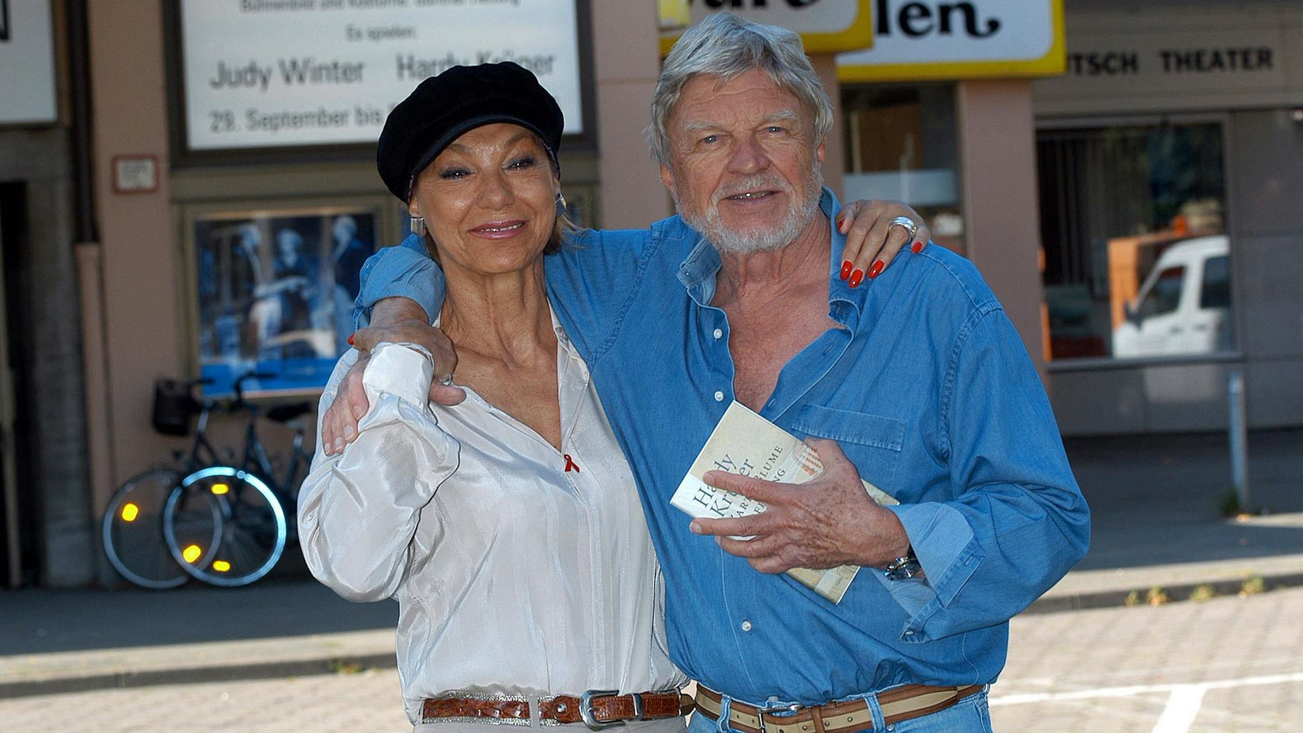 Hardy Krüger und Judy Winter beim Fototermin zum Theaterstück „Zarte Blume Hoffnung“ 2006 in Hamburg