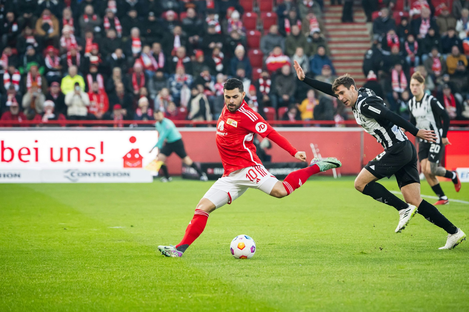 Kevin Volland (l.) ist seit der Amtsübernahme von Trainer Nenad Bjelica einer der besten Spieler beim 1. FC Union Berlin.