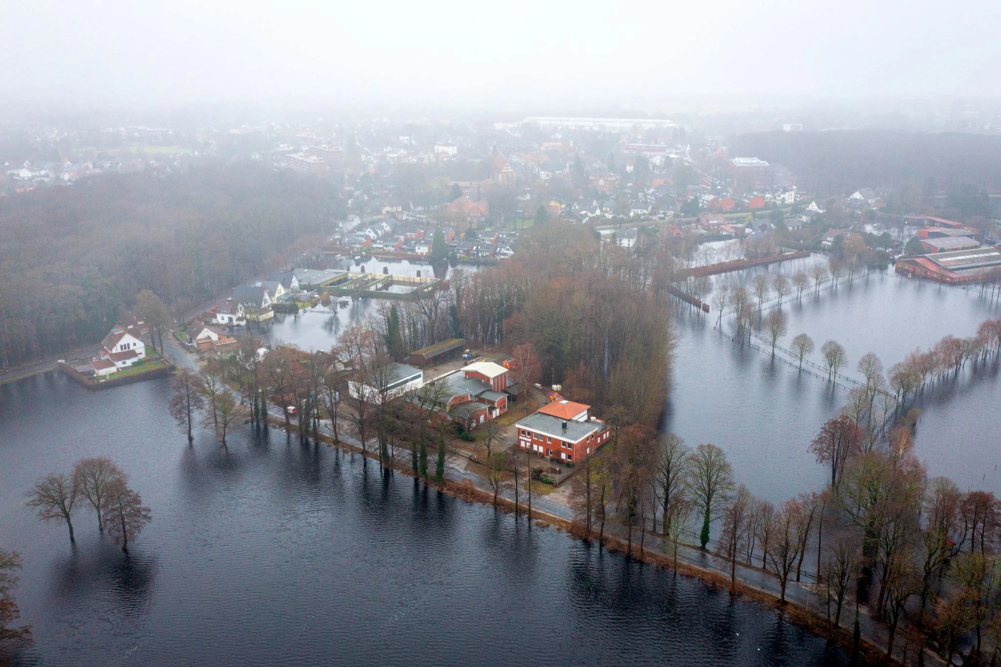 Auf den Feldern in Lilienthal bei Bremen steht das Wasser.  