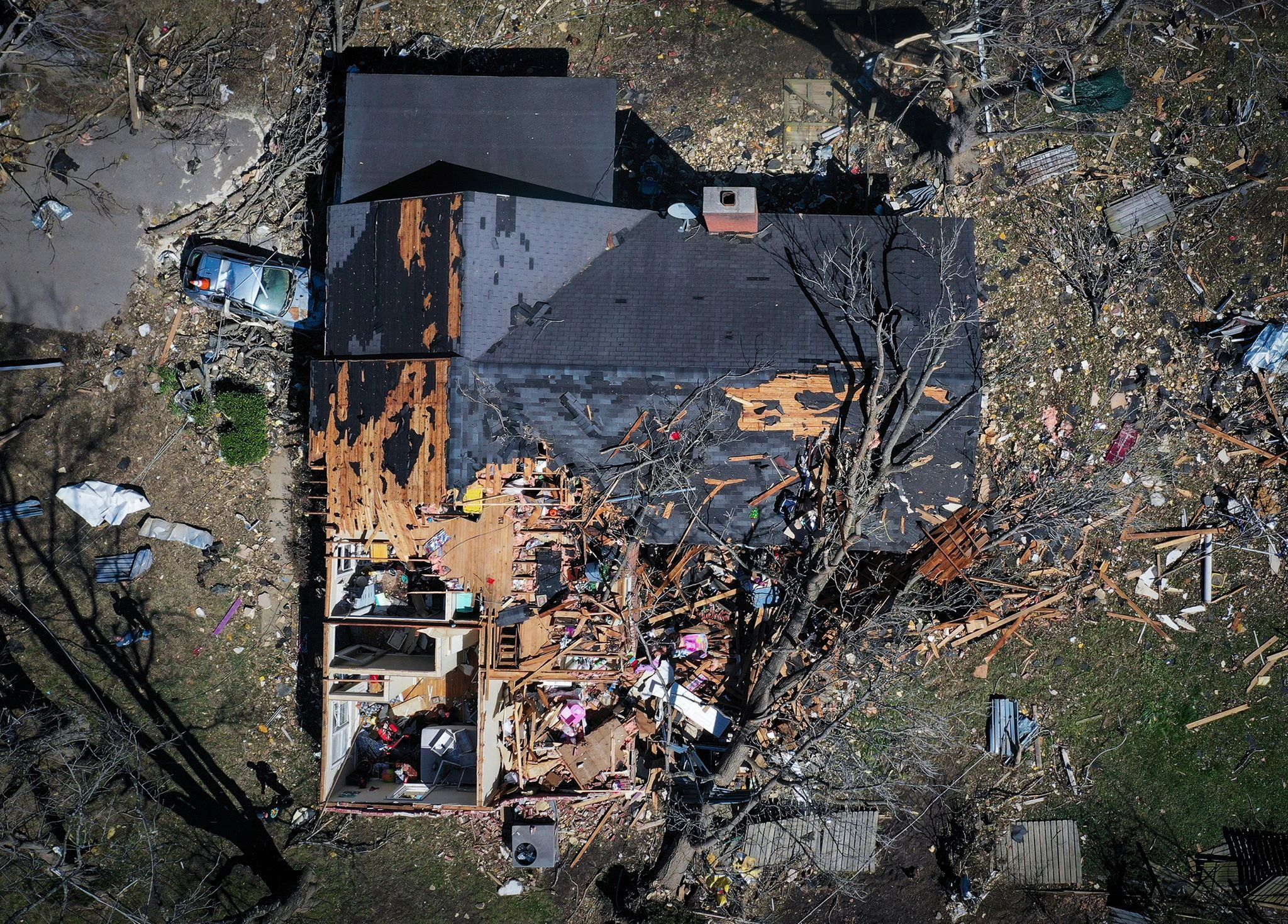 ARCHIV - Ein Haus wurde im April in Covington im US-Bundesstaat Tennessee durch einen Tornado zerstört.  P/dpa
