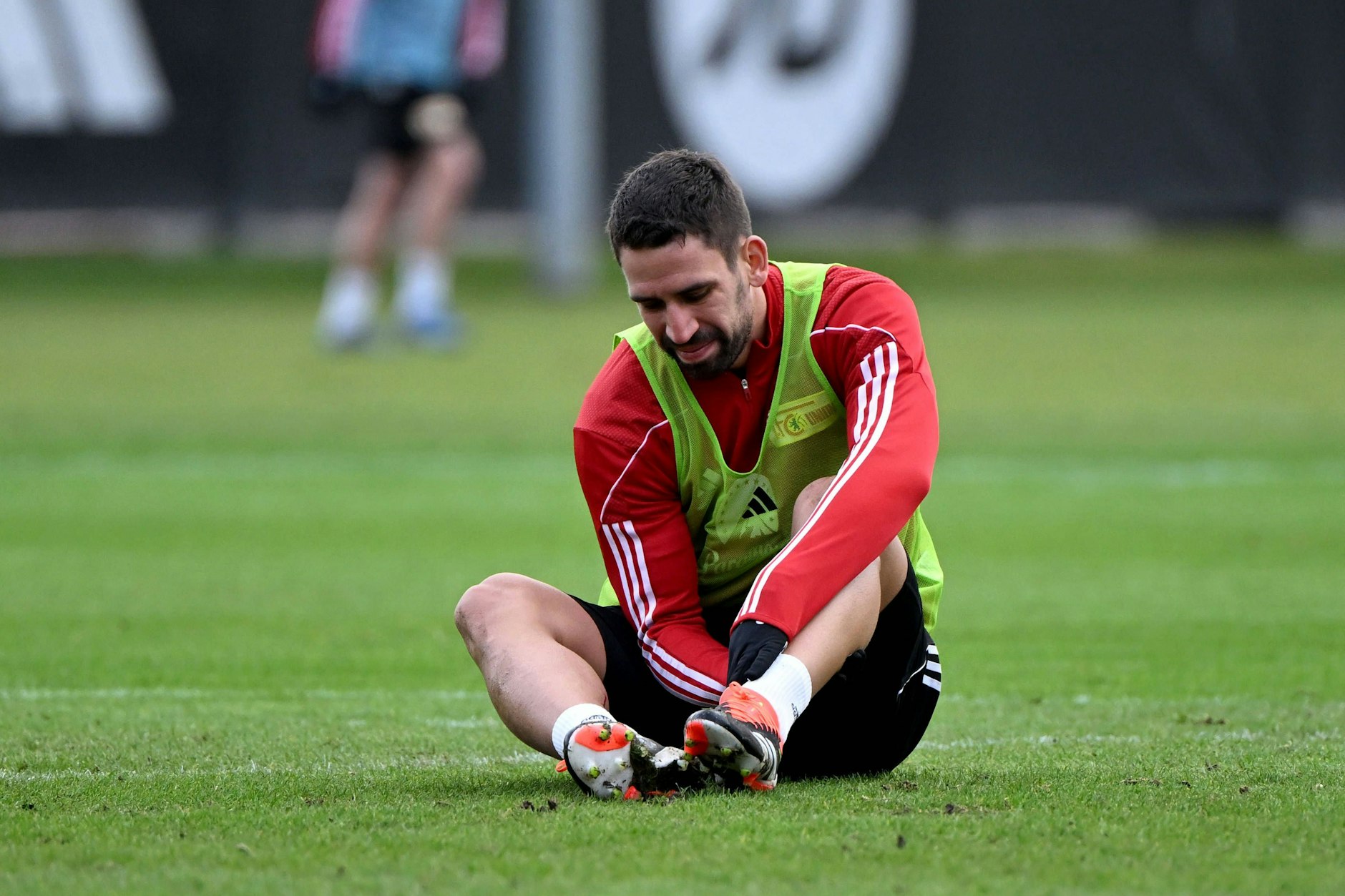 Unions Mittelfeldspieler Rani Khedira hält sich vor Schmerzen an der linken Wade. Er musste das Training abbrechen und ins Krankenhaus.