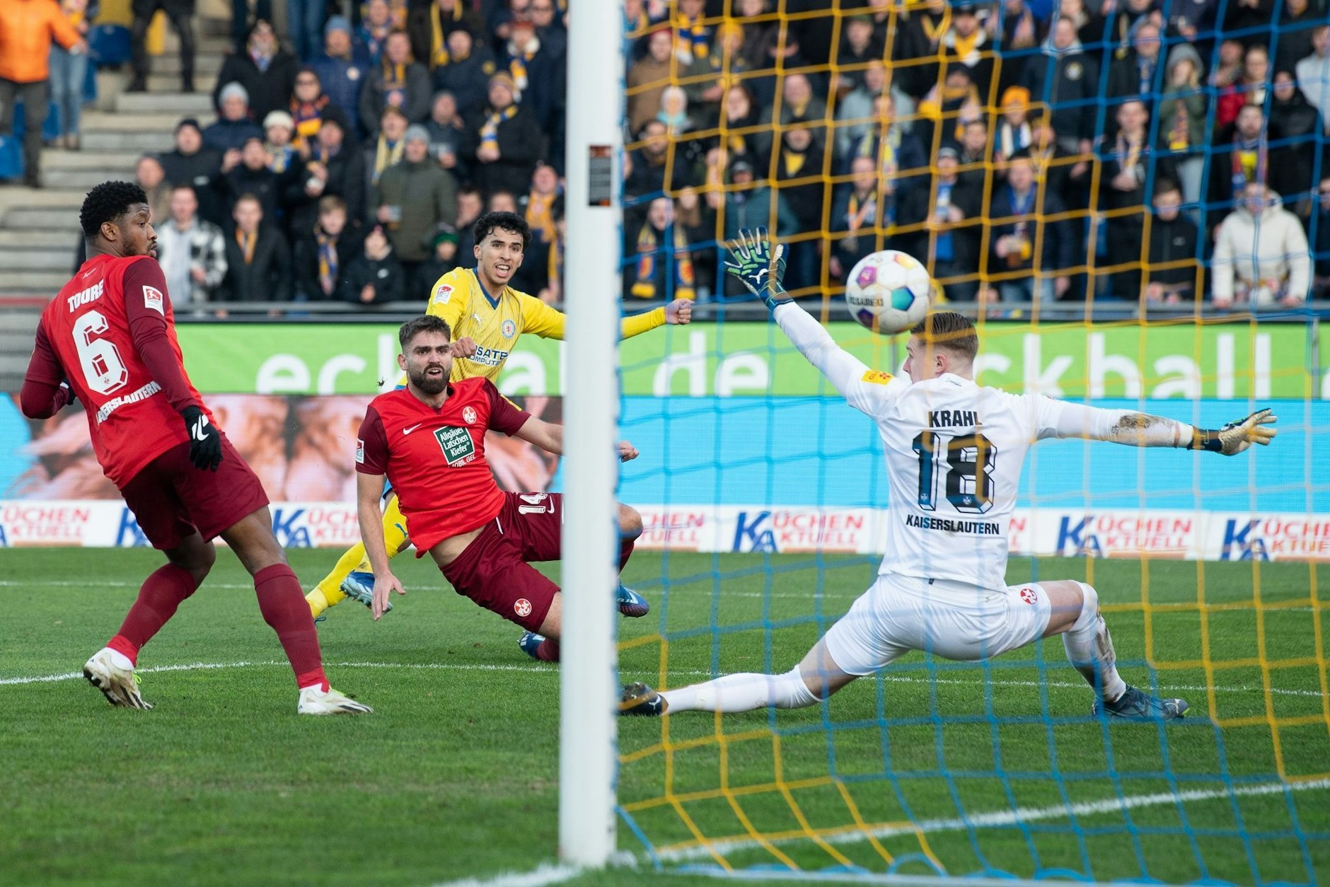 Braunschweigs Johan Gómez (M) schießt gegen Kaiserslauterns Torwart Julian Krahl sein Siegtor zum 2:1.  