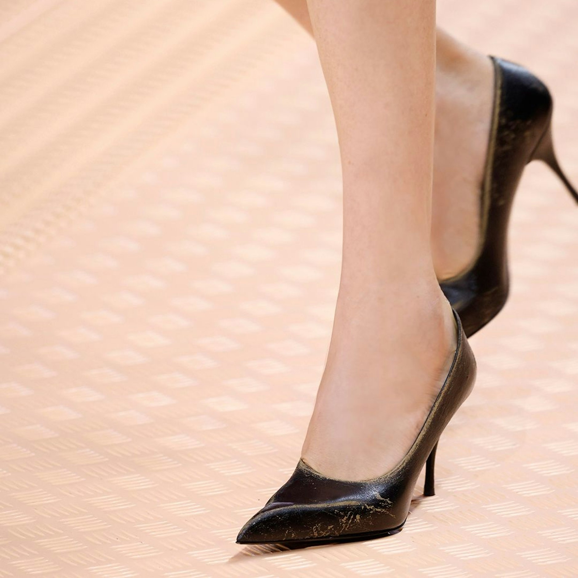 Nicht ganz bürotauglich: „Heavy used“ und abgeschrabbelt wird der klassische Pump zum provokanten Stil-Statement.