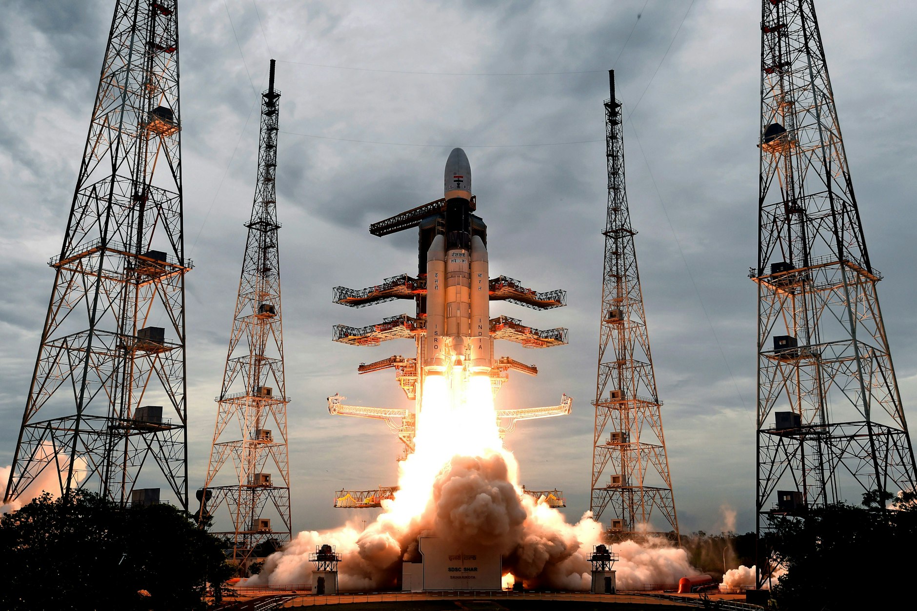 Auch Indien beteiligt sich am Wettrennen zum Mond. Hier der Start einer Rakete mit der Mondsonde „Chandrayaan-2“ 2019, die leider auf dem Mond abstürzte. Erst 2023 gelang die weiche Landung.