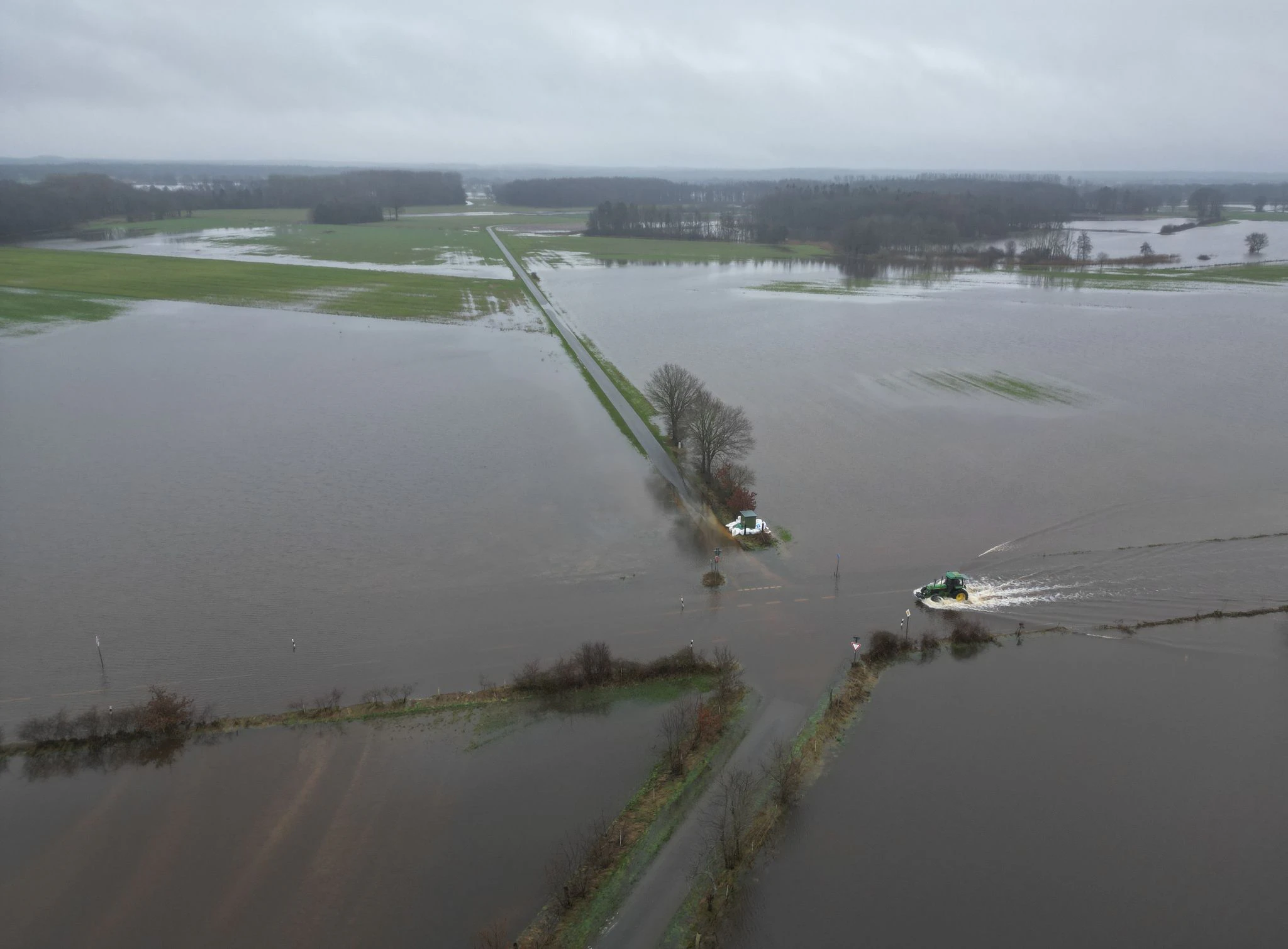 Nachdem der Fluss Ems über die Ufer getreten ist, stehen viele Flächen unter Wasser.  