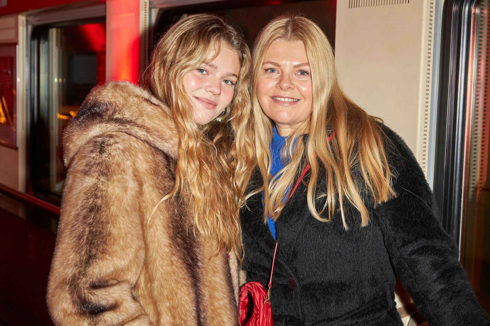 Anne-Sophie Briest und Tochter Faye Montana bei der Coca-Cola-Weihnachtstour am 22. Dezember 2023 in Berlin