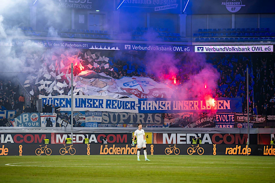 Rostocker Fans sorgten in Paderborn fast für einen Spielabbruch.  