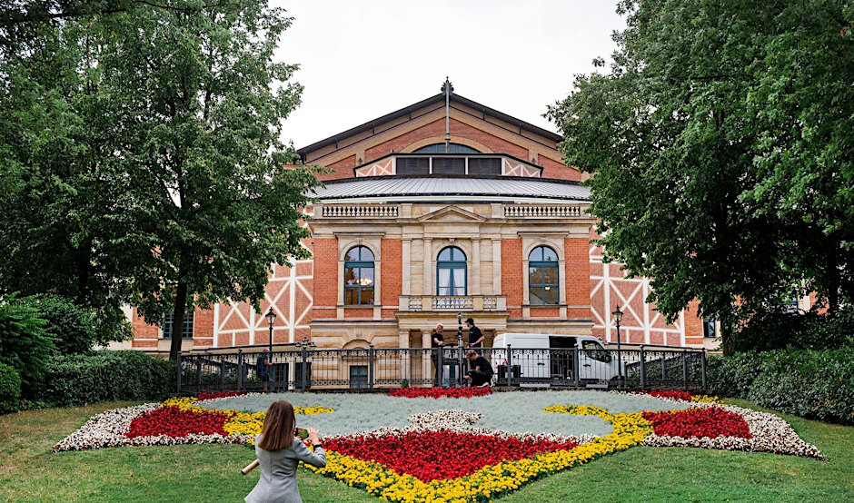 ARCHIV - Das Bayreuther Festspielhaus.  