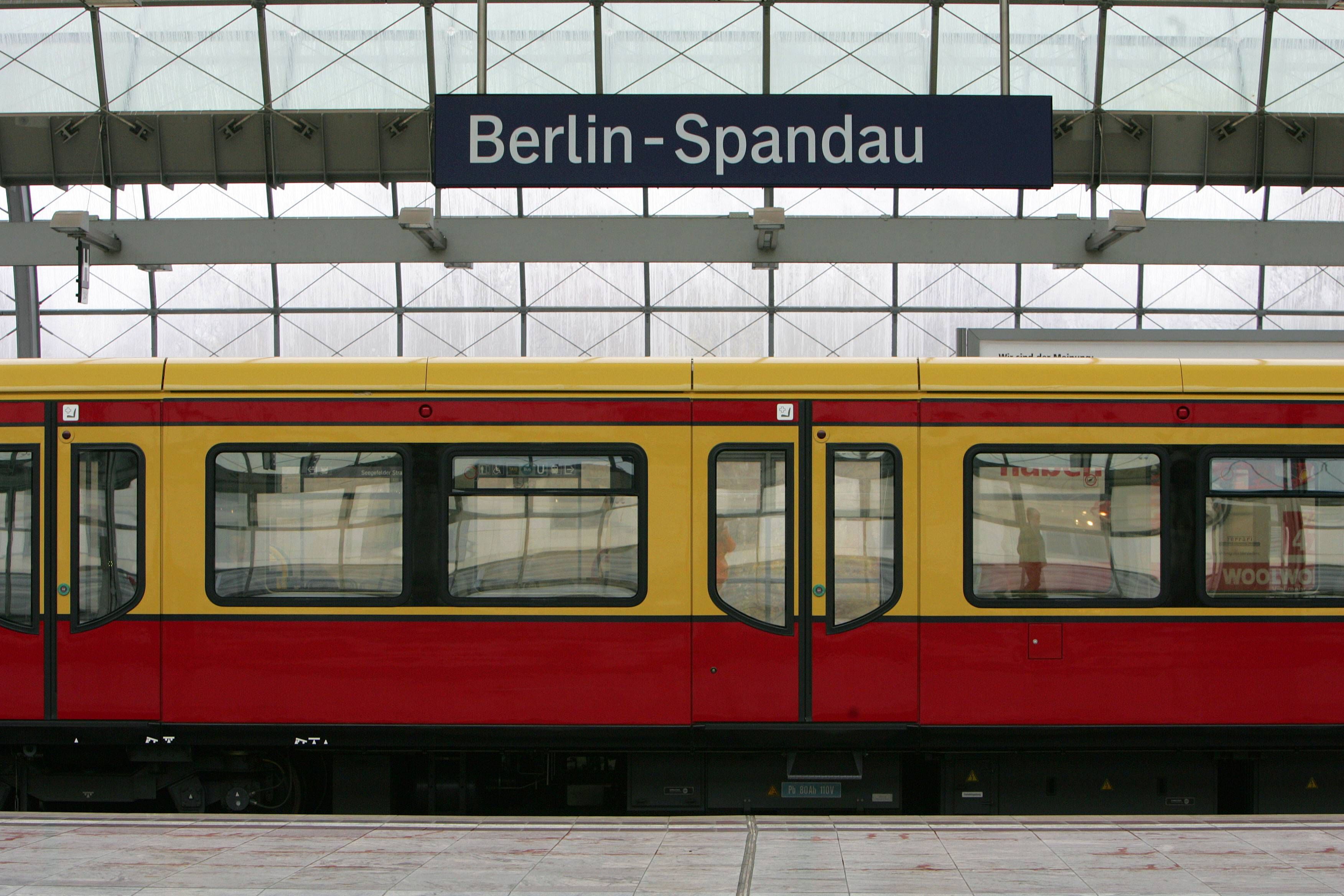 Berlin-Spandau: 21-Jähriger schubst Mann ins Gleisbett