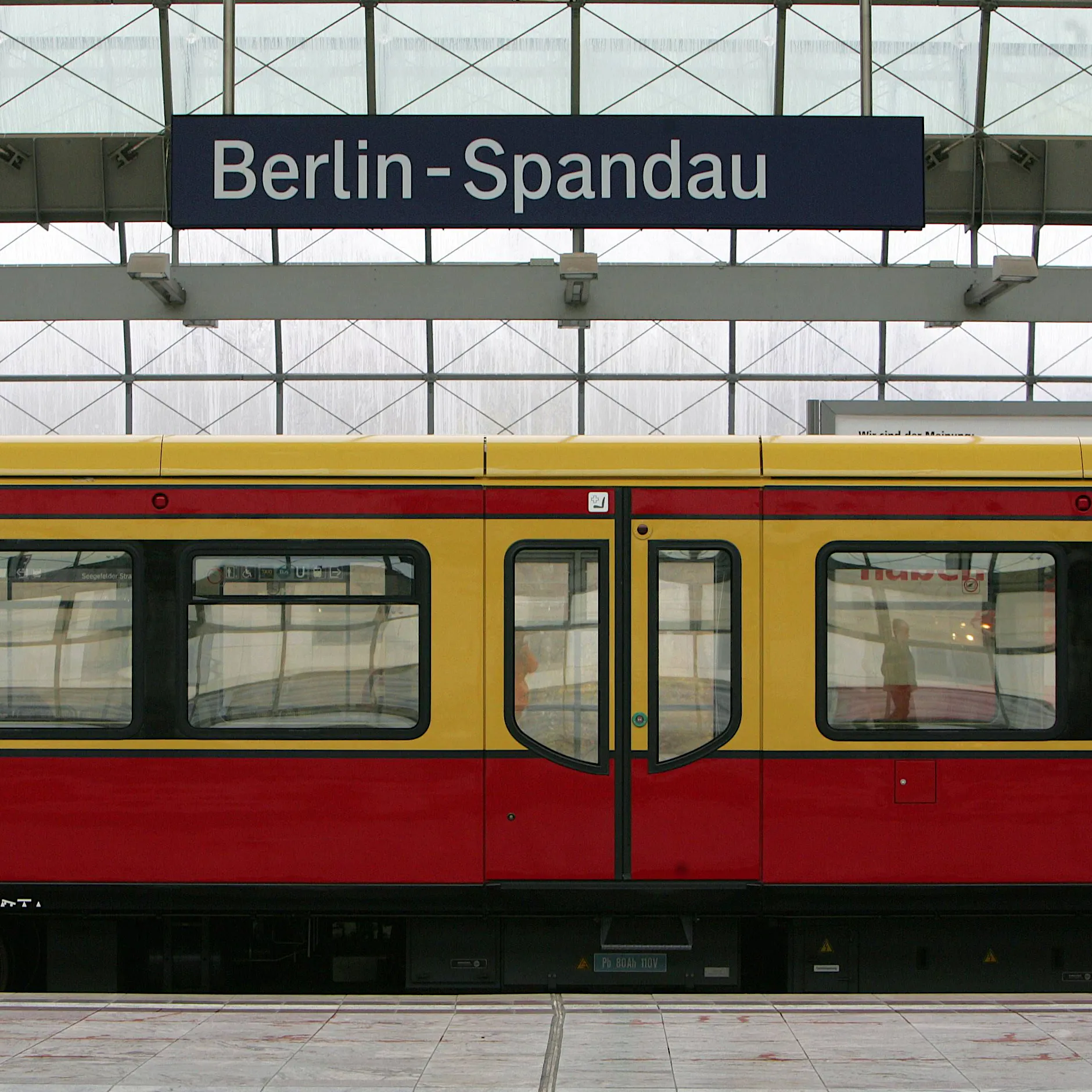 Berlin-Spandau: 21-Jähriger schubst Mann ins Gleisbett