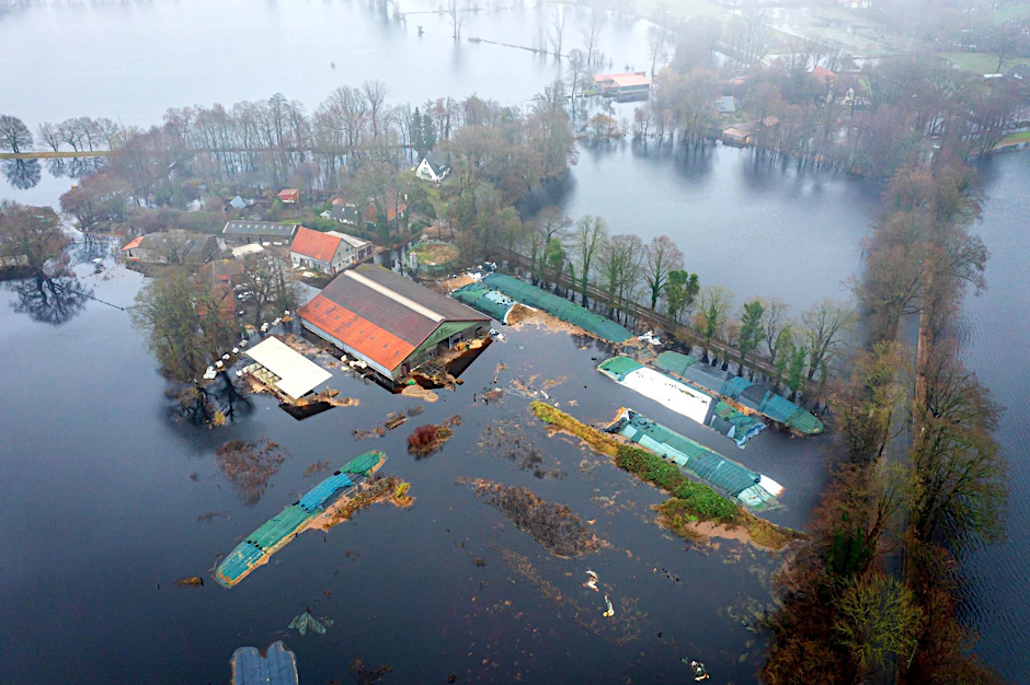 Ein Bauernhof im Bremer Stadtteil Timmersloh steht unter Wasser.  
