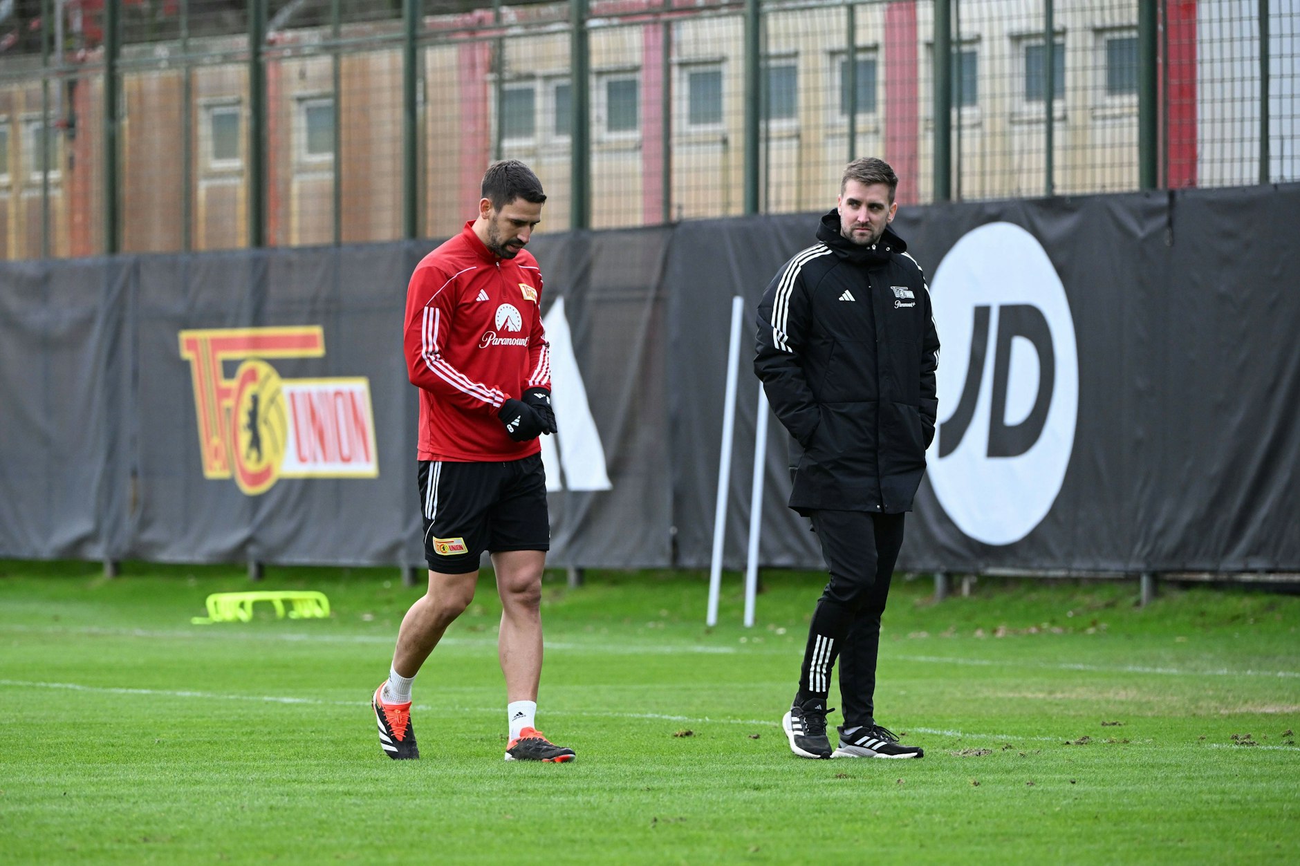 Rani Khedira (l.) trottet am Mittwoch vorzeitig vom Trainingsplatz des 1. FC Union Berlin.