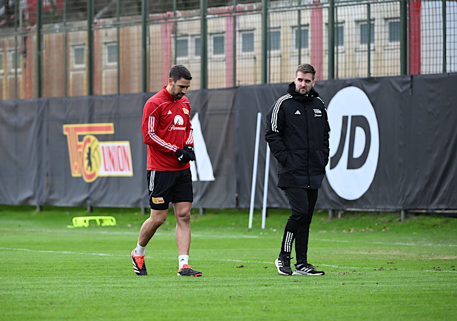 Rani Khedira (l.) trottet am Mittwoch vorzeitig vom Trainingsplatz des 1. FC Union Berlin.