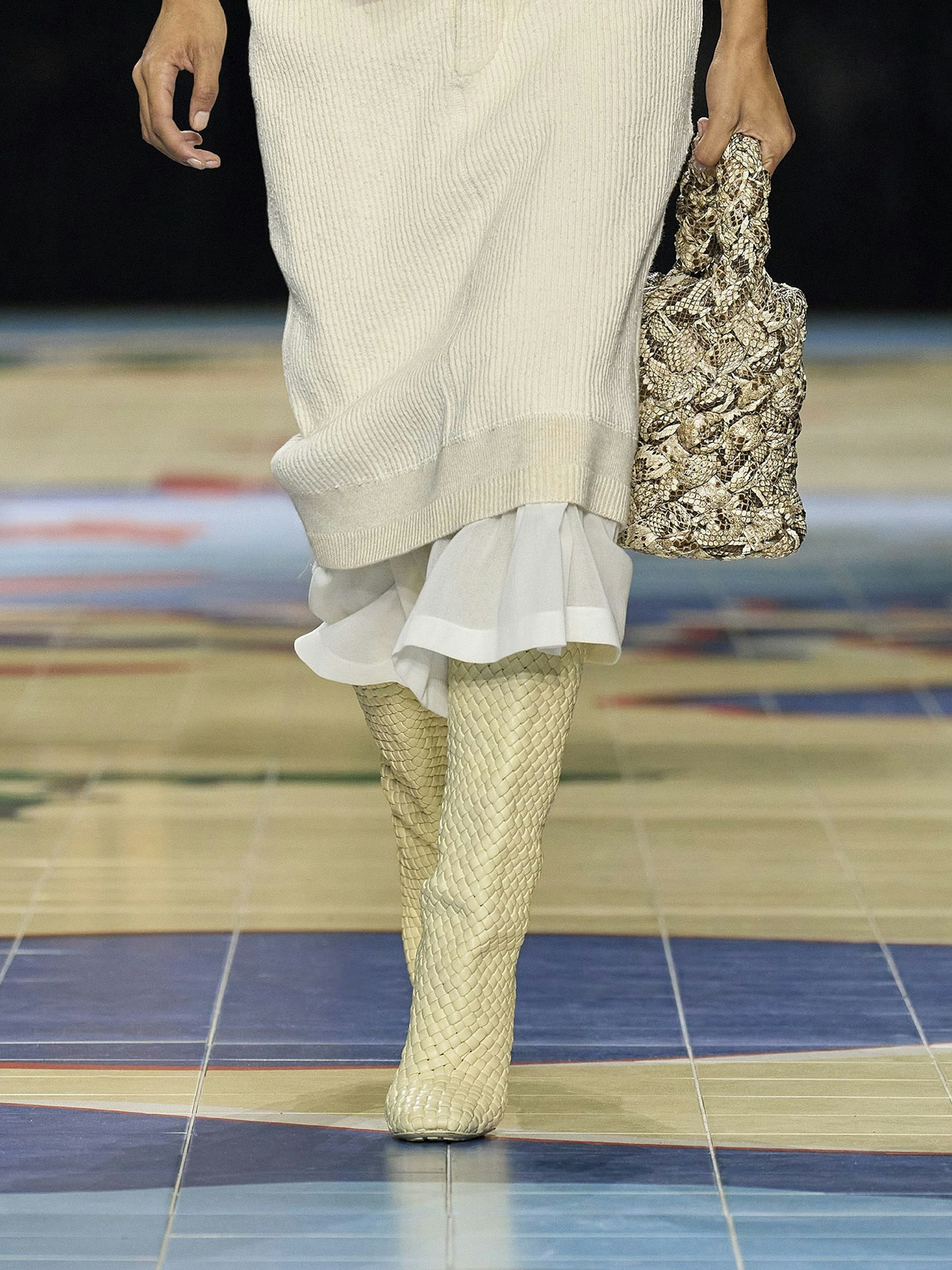 Die 80er in Stiefelform: Elegantes Flechtleder mit lässig weitem Schaft und runder Kappe bei Bottega Veneta.