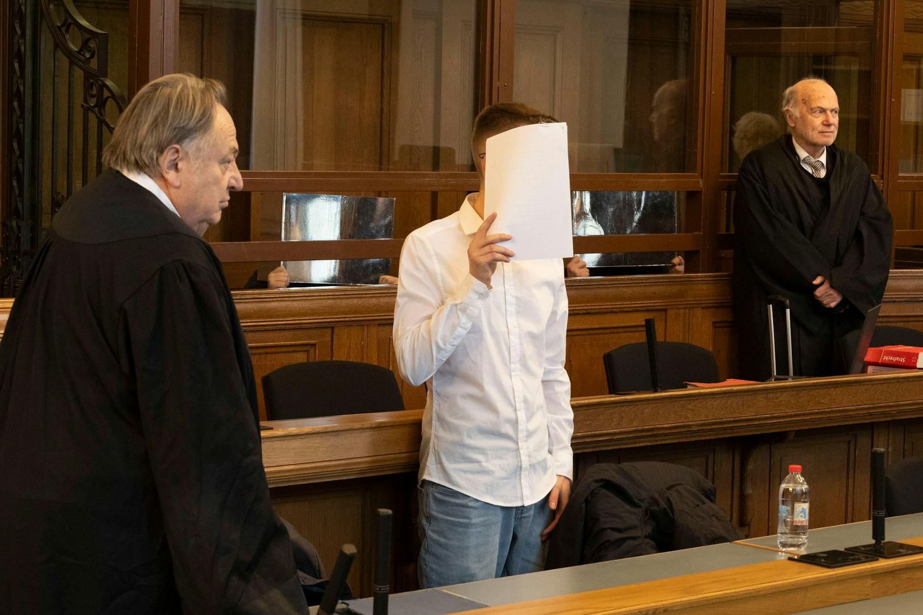 Die angeklagten Männer mit ihren Verteidigern am Mittwoch in Berlin vor Gericht