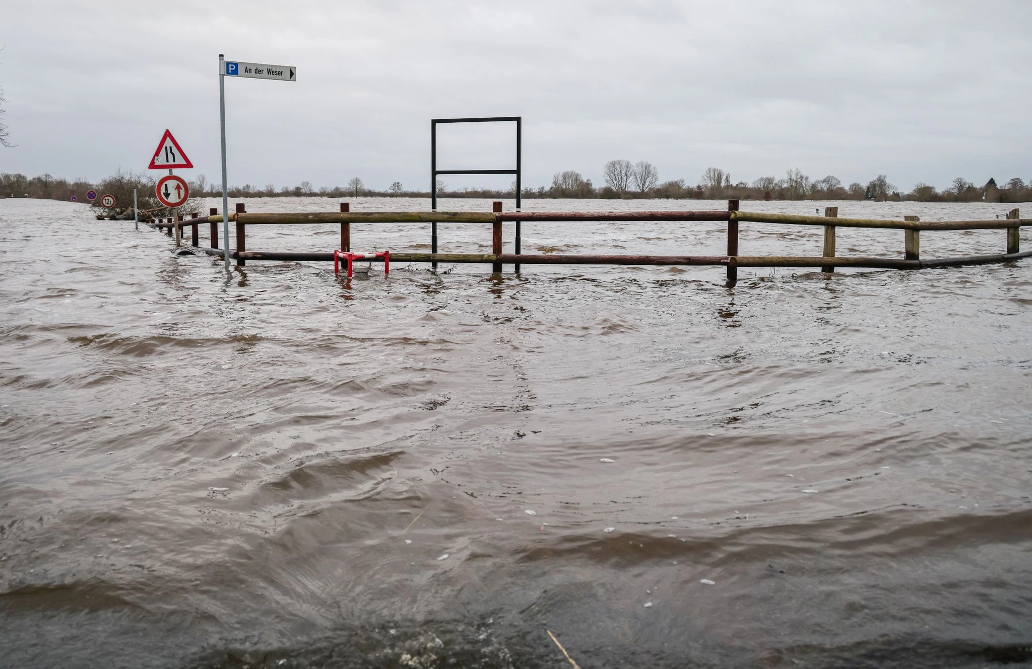 Die Hochwasser-Lage bleibt vorerst angespannt.  