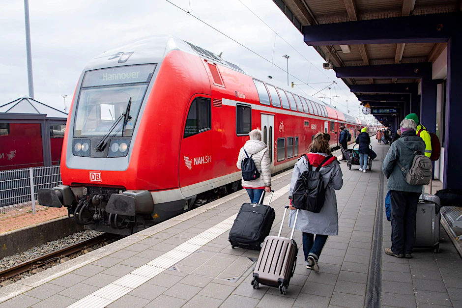 ARCHIV - Das Deutschlandticket kann seit 1. Mai 2023 in allen Bussen und Bahnen des Nahverkehrs genutzt werden.  
