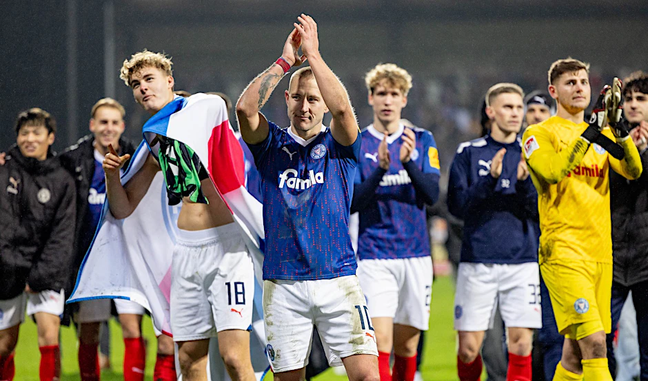 Kiels Spieler feiern den Sieg gegen Hannover 96.  