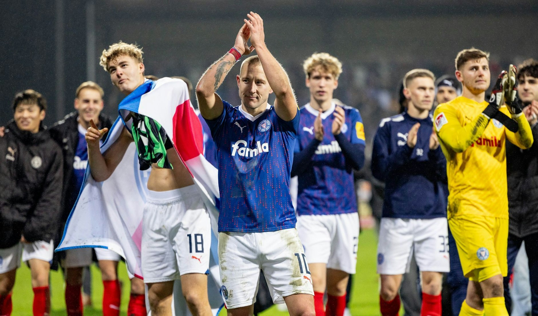 Kiels Spieler feiern den Sieg gegen Hannover 96.  