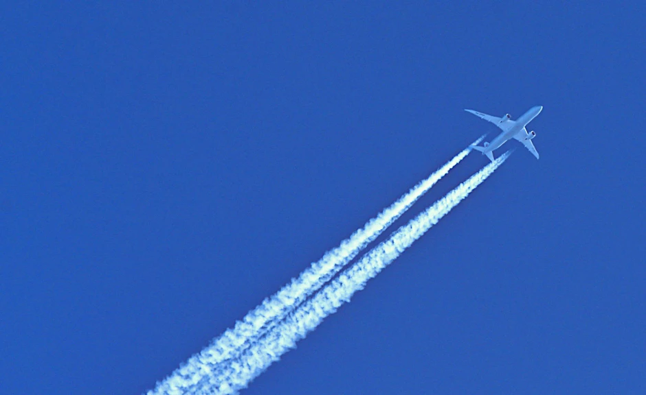 ARCHIV - Wer auf das Fliegen verzichtet, verbessert seine CO2-Bilanz klar.  a