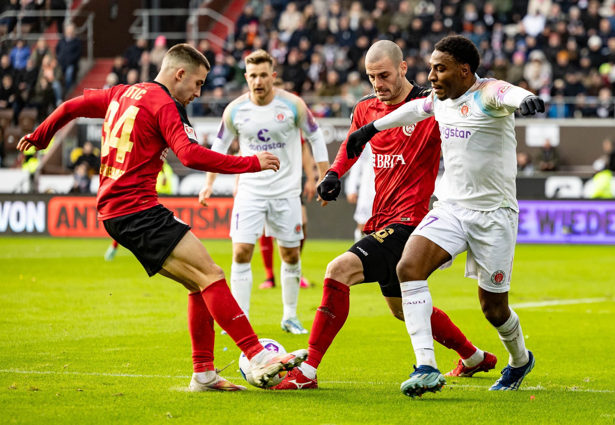 Der SV Wehen Wiesbaden erkämpfte sich ein 1:1 beim FC St. Pauli.  