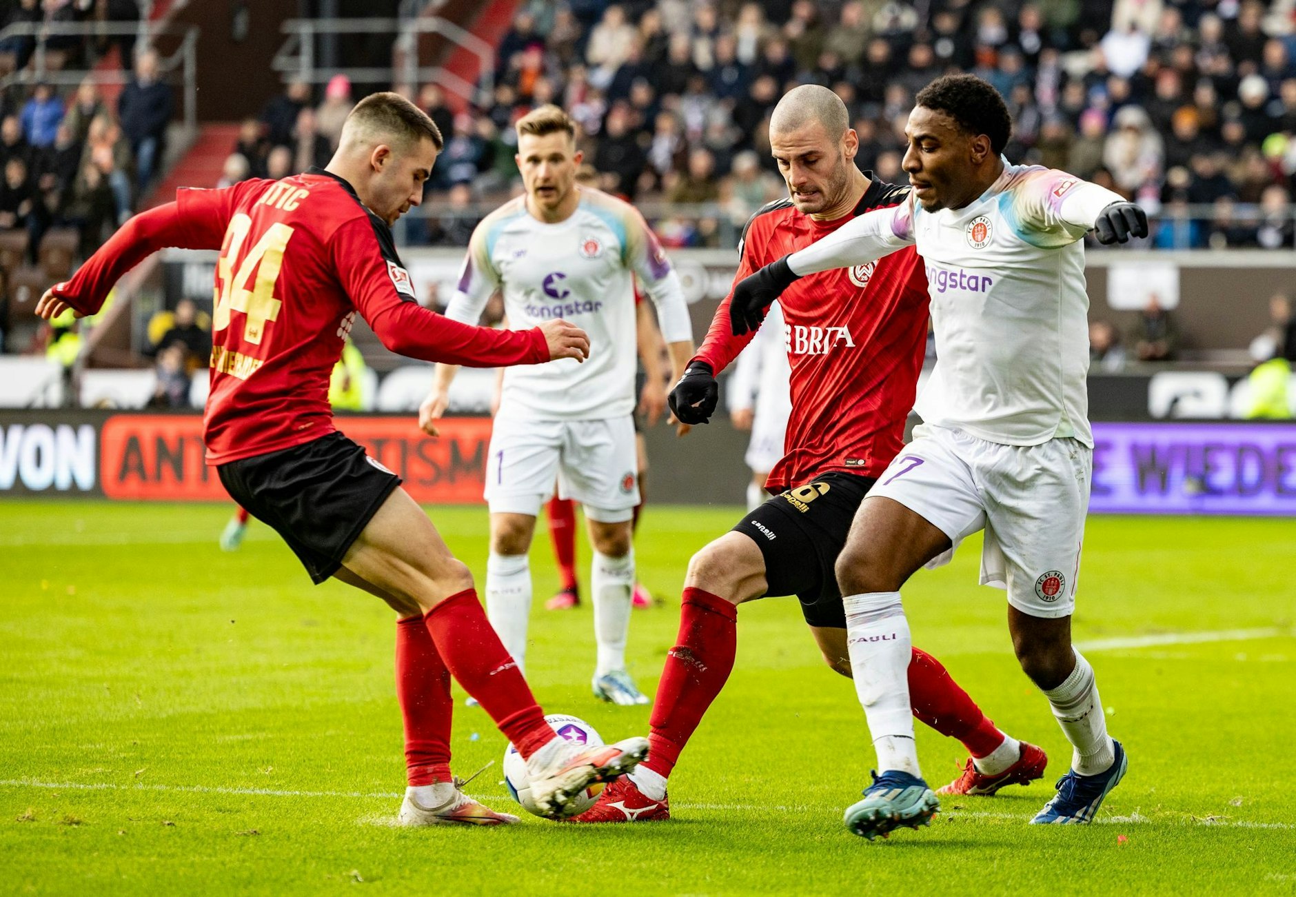 Der SV Wehen Wiesbaden erkämpfte sich ein 1:1 beim FC St. Pauli.  
