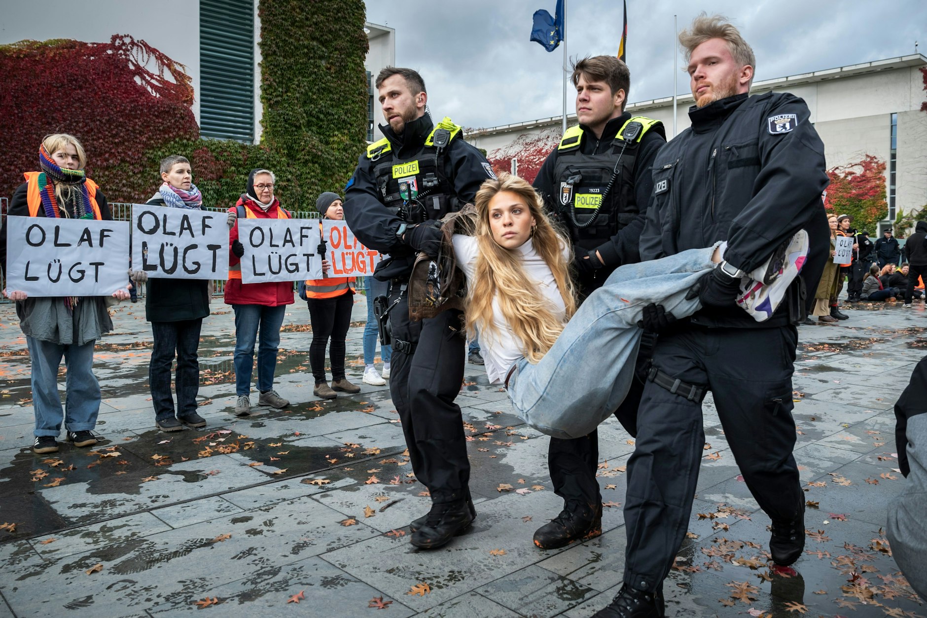 Mit ihren Klebeblockaden, Protestmärschen und Co. kosteten die Aktivisten der Letzten Generation die Berliner Polizei unglaublich viele Arbeitsstunden.