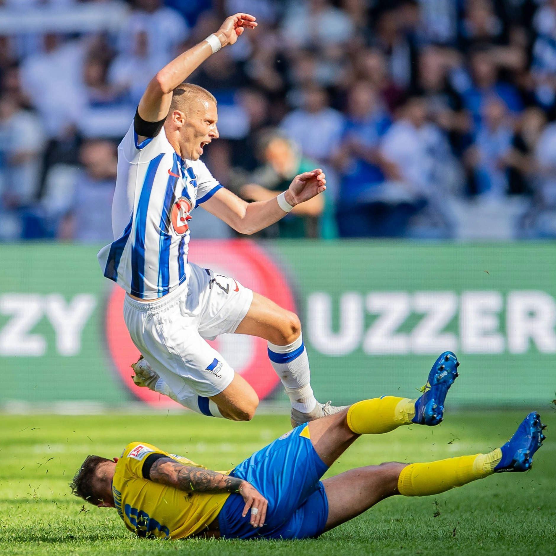 Bei der Grätsche von Braunschweigs Robin Krauße riss sich Palko Dardai ein Band im linken Knöchel.