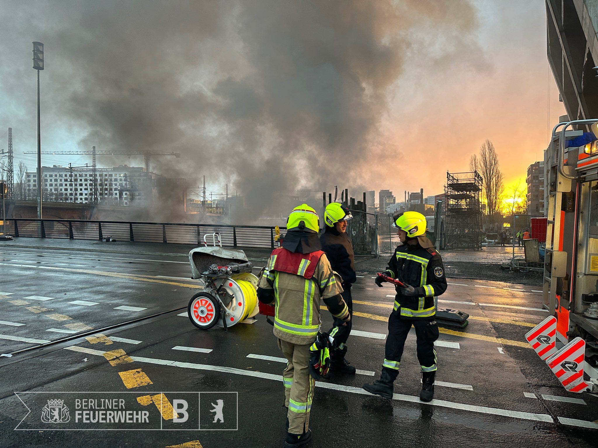 Nach Brand: Wichtige Brücke in Berlin ist jetzt wochenlang gesperrt!