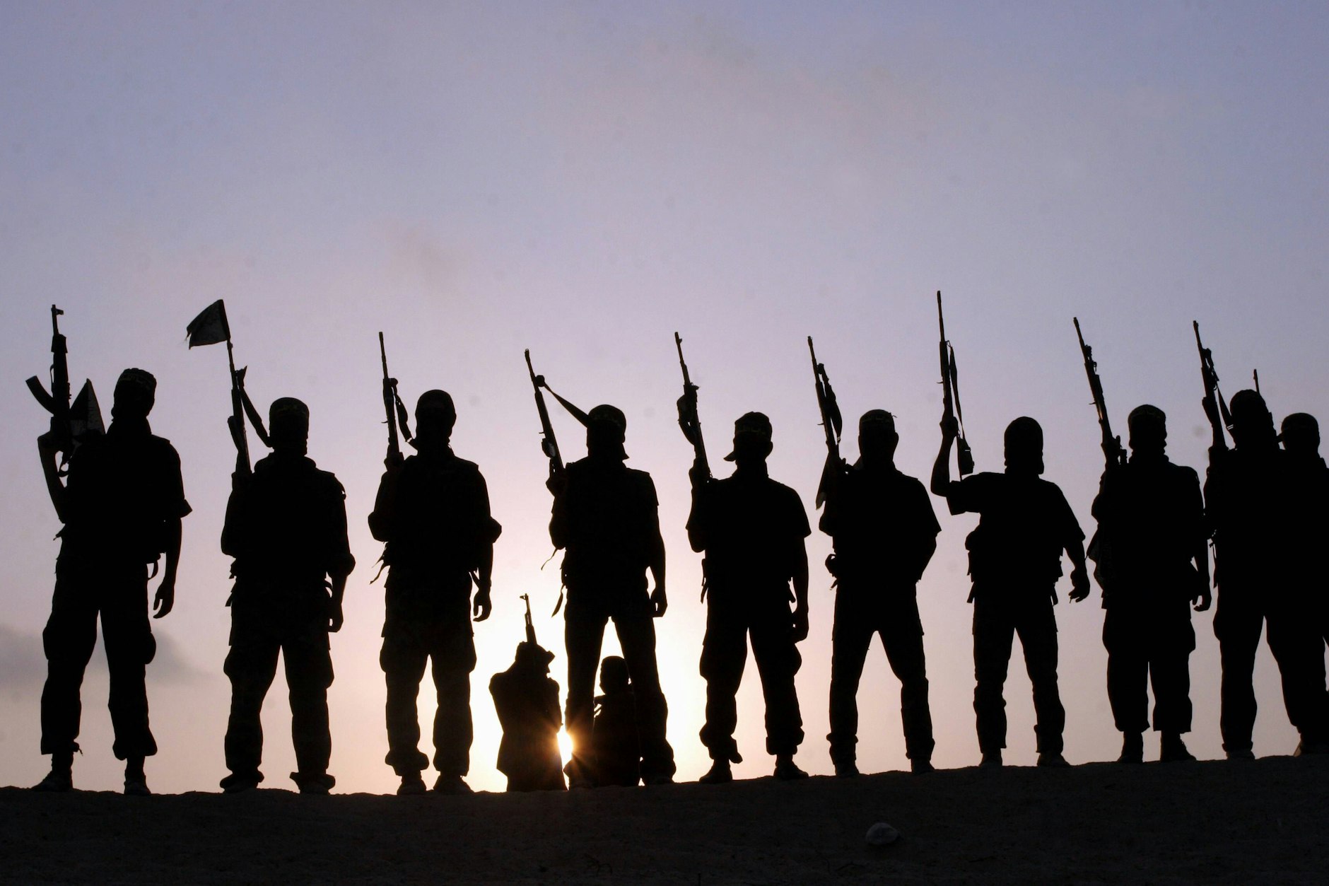 Bewaffnete IS-Kämpfer posieren für ein Foto (Archivbild).&nbsp;