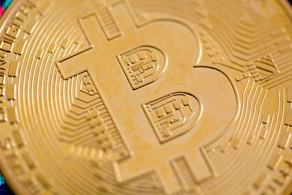 ARCHIV - Experten verweisen immer wieder auf die Gefahren von starken Kursschwankungen beim Bitcoin.  