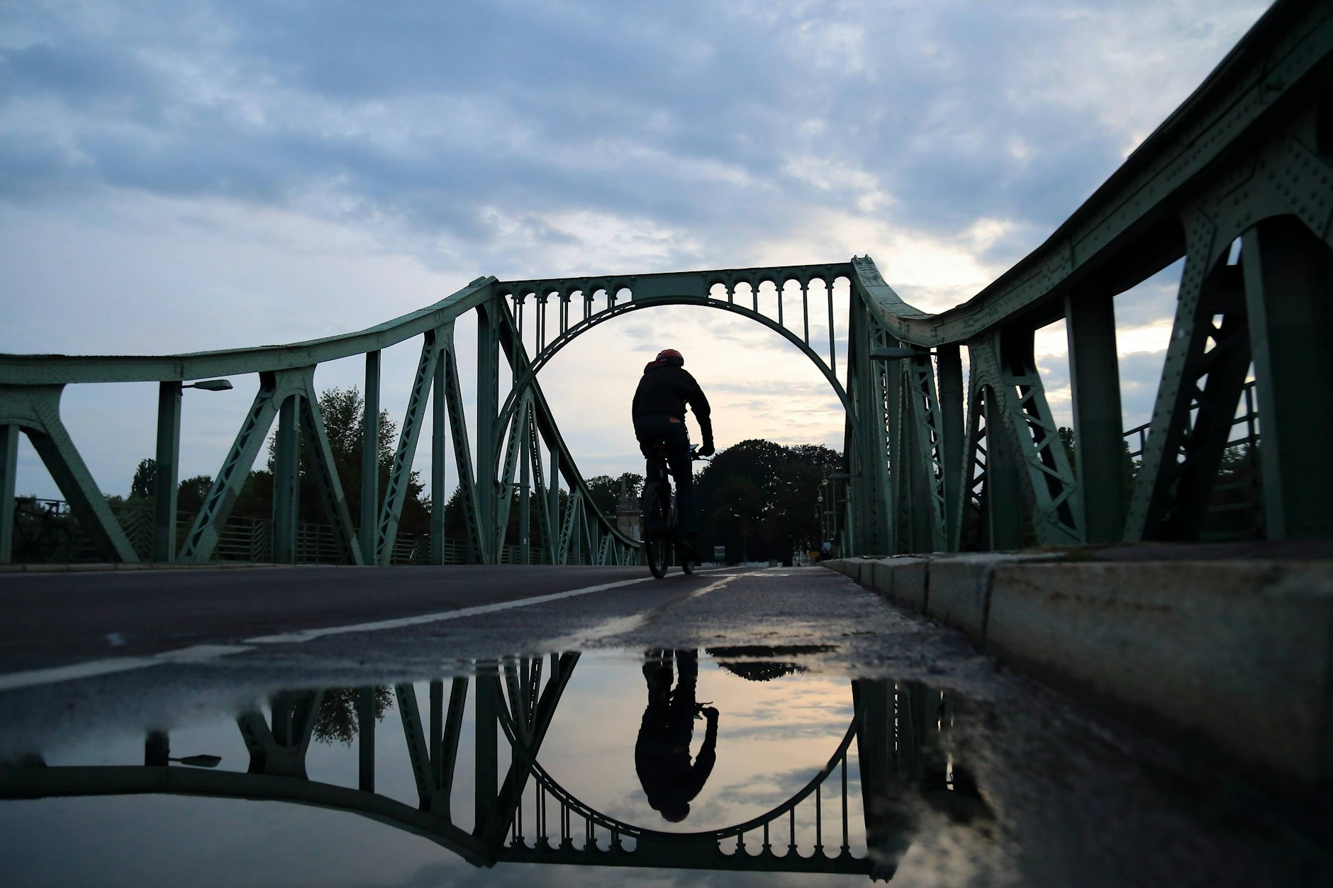 Auf der Glienicker Brücke fand zwischen 1962 und 1986 dreimal ein Agentenaustausch zwischen Ost und West statt.