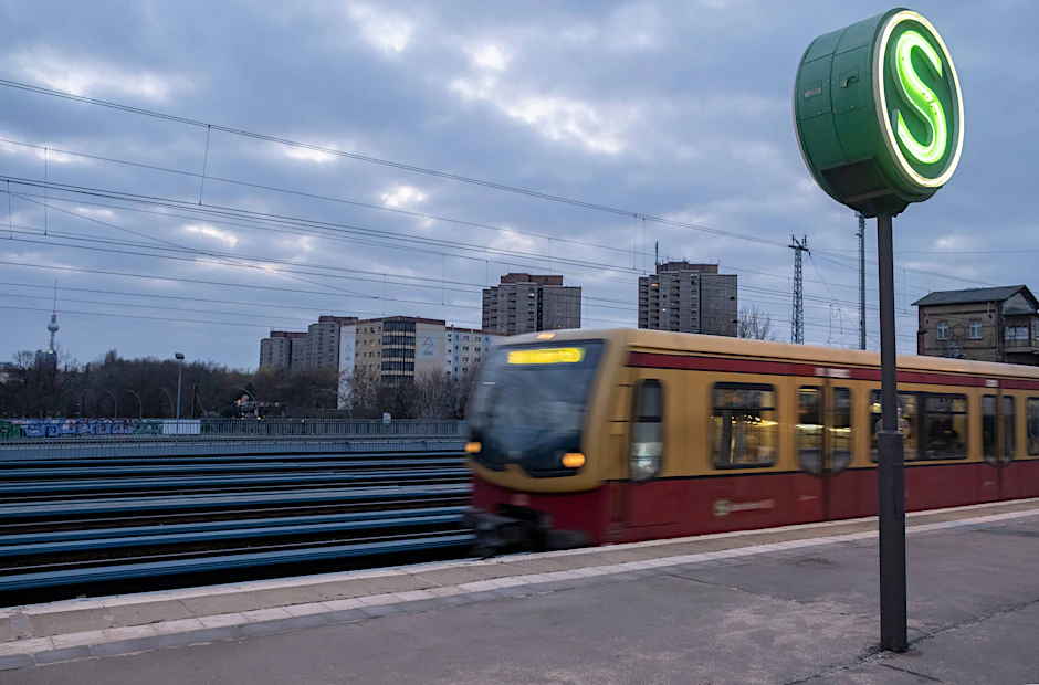 S-Bahnhof Greifswalder Straße: Am Abend fährt hier ein Ersatzverkehr mit Bussen.