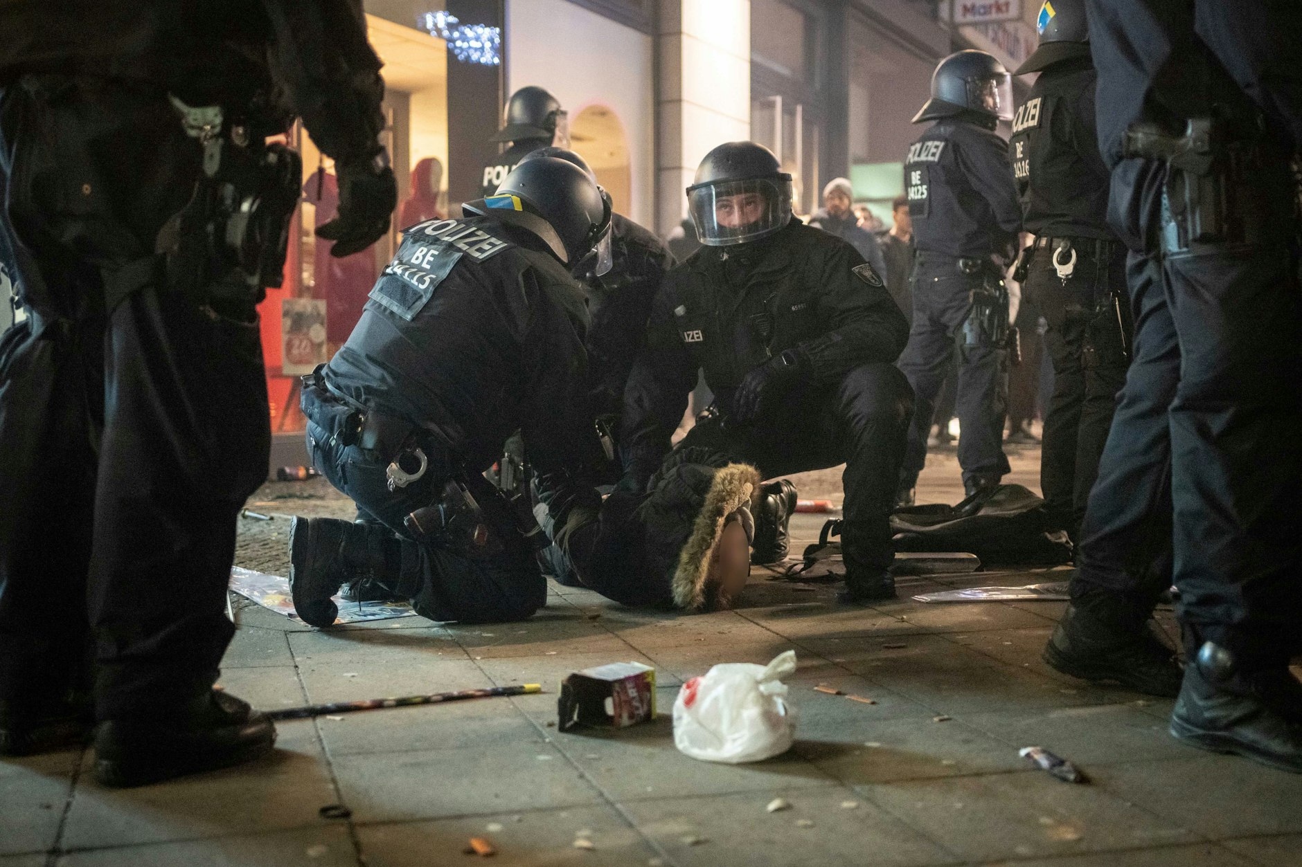 Foto aus der Silvesternacht 2023/2024 am Berliner Alexanderplatz. 