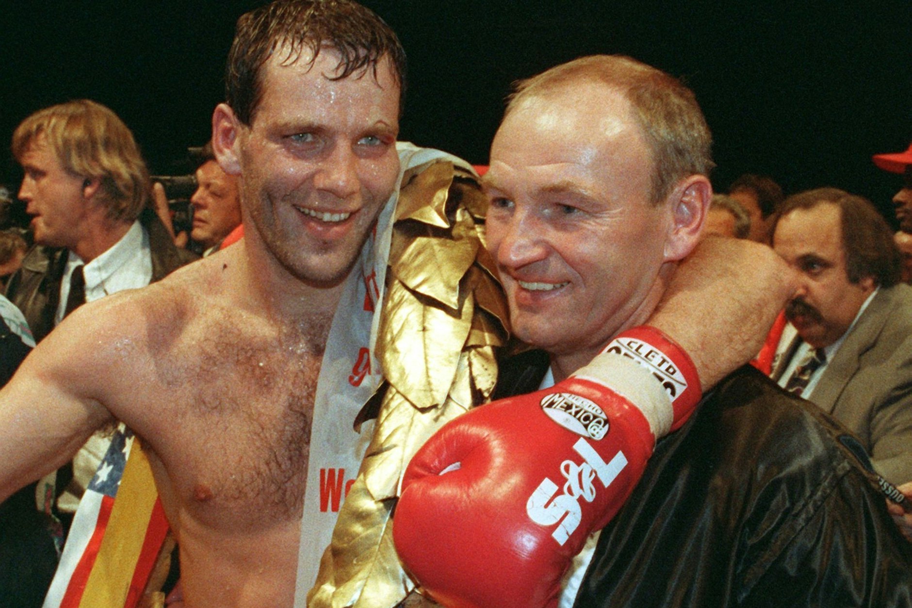 Box-Weltmeister Henry Maske und sein Trainer Manfred Wolke lachen bei der Siegerehrung.